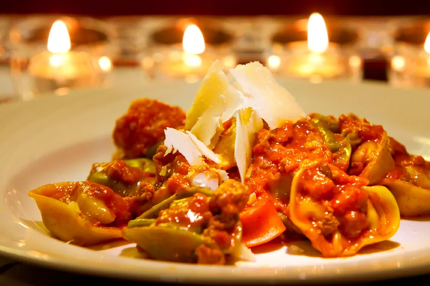 Cena cálida a la luz de las velas: pasta fresca servida durante una experiencia Diner Santé