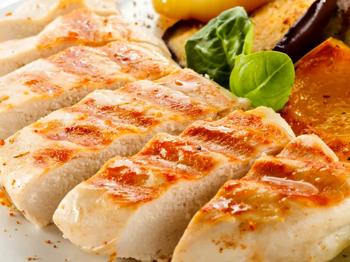 Pollo del jardín: pechuga de pollo a la parrilla con pimientos, berenjena y albahaca fresca