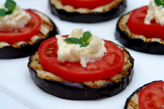 Menú vegetariano: berenjenas a la parrilla con tomates frescos y queso